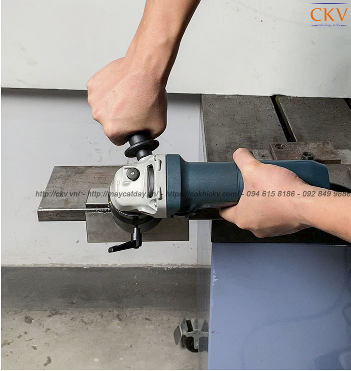 Vát mép cạnh thẳng dễ dàng với máy Bosch CKV-120